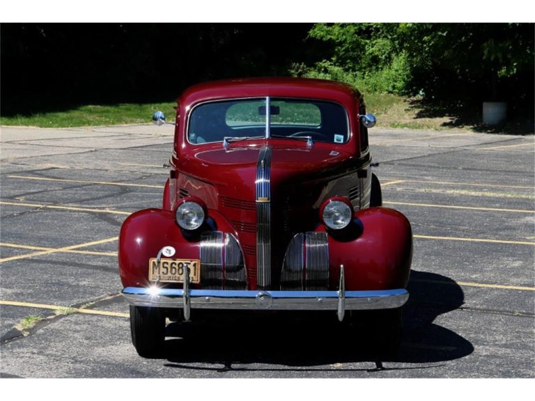 1939 Pontiac Silver Streak - American Hot Rods