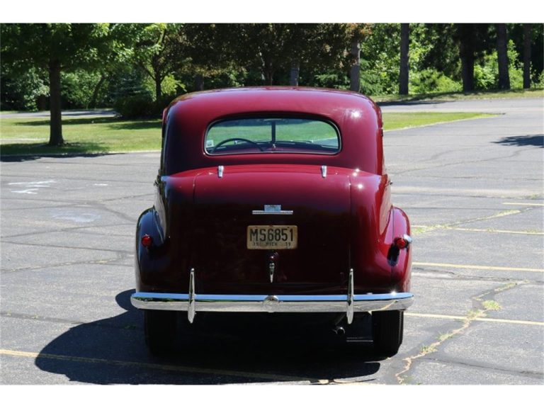 1939 Pontiac Silver Streak - American Hot Rods