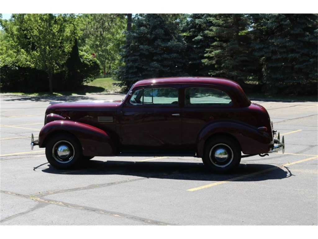 1939 Pontiac Silver Streak - American Hot Rods