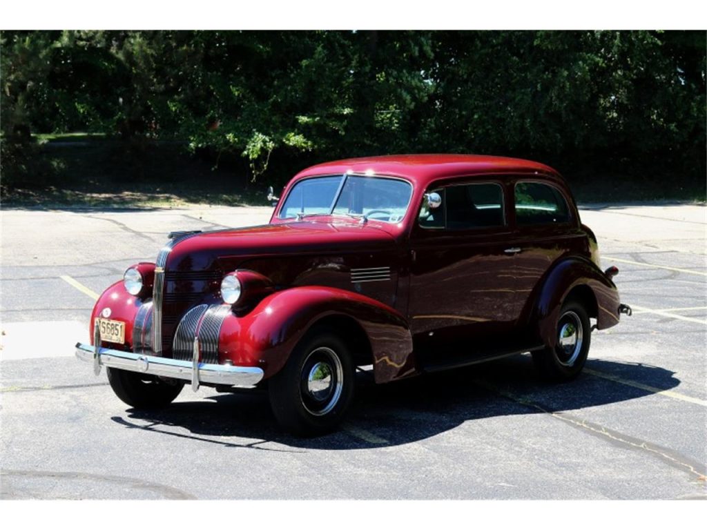 1939 Pontiac Silver Streak - American Hot Rods