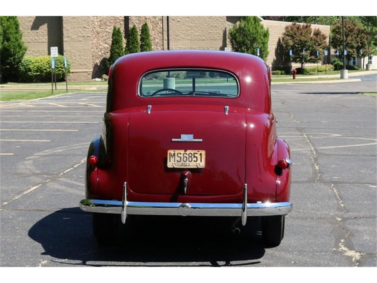 1939 Pontiac Silver Streak - American Hot Rods